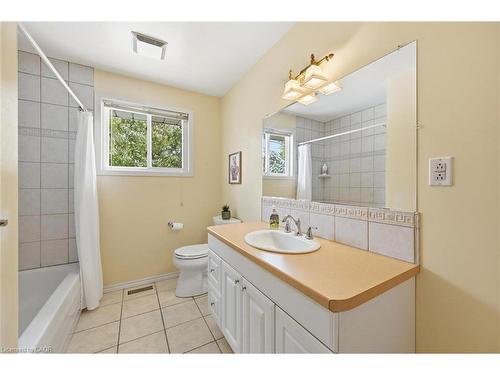 75 Flamboro Street, Waterdown, ON - Indoor Photo Showing Bathroom
