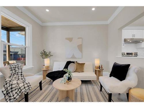 70 Robins Avenue, Hamilton, ON - Indoor Photo Showing Living Room