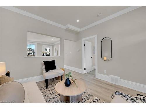 70 Robins Avenue, Hamilton, ON - Indoor Photo Showing Living Room