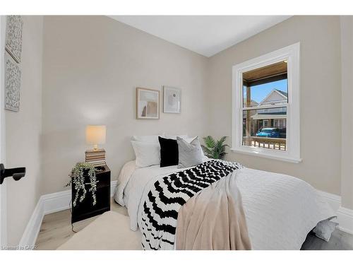 70 Robins Avenue, Hamilton, ON - Indoor Photo Showing Bedroom