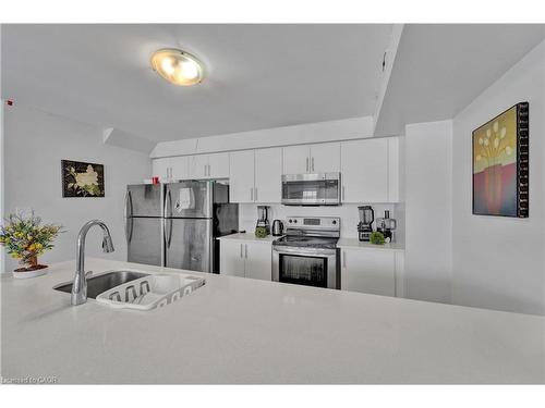 14-252 Penetanguishene Road, Barrie, ON - Indoor Photo Showing Kitchen With Double Sink