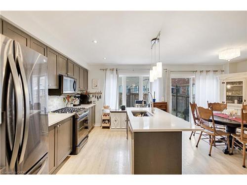 39 Mccargow Drive, Haldimand, ON - Indoor Photo Showing Kitchen With Upgraded Kitchen