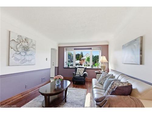 91 East 42Nd Street, Hamilton, ON - Indoor Photo Showing Living Room