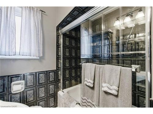 91 East 42Nd Street, Hamilton, ON - Indoor Photo Showing Bathroom