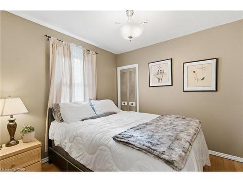 91 East 42Nd Street, Hamilton, ON - Indoor Photo Showing Bedroom
