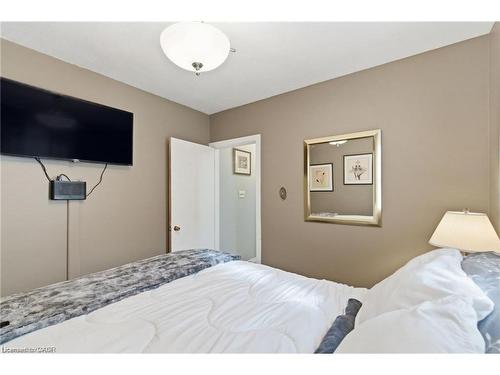 91 East 42Nd Street, Hamilton, ON - Indoor Photo Showing Bedroom
