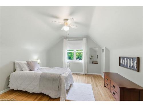 91 East 42Nd Street, Hamilton, ON - Indoor Photo Showing Bedroom