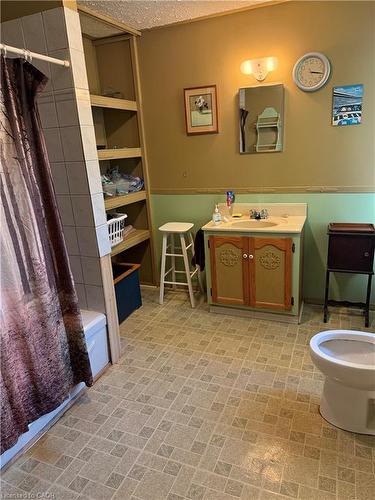 205 Locke Street N, Hamilton, ON - Indoor Photo Showing Bathroom