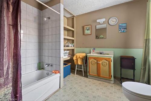 205 Locke Street N, Hamilton, ON - Indoor Photo Showing Bathroom