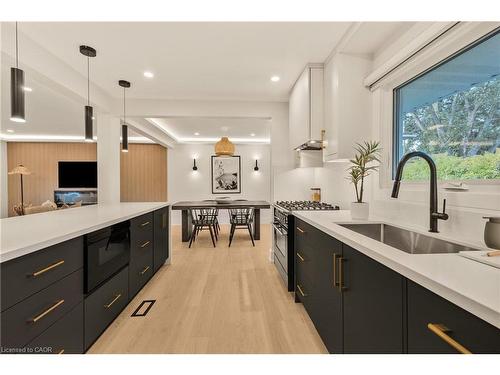 257 Strathcona Drive, Burlington, ON - Indoor Photo Showing Kitchen With Upgraded Kitchen