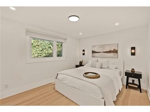 257 Strathcona Drive, Burlington, ON - Indoor Photo Showing Bedroom