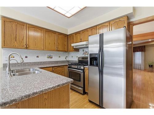 3372 Bobwhite Mews, Mississauga, ON - Indoor Photo Showing Kitchen With Double Sink