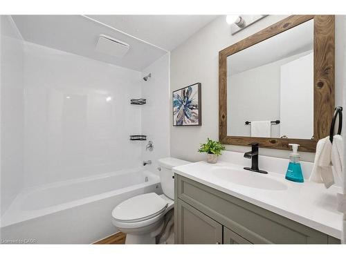 102-105 Conroy Crescent, Guelph, ON - Indoor Photo Showing Bathroom