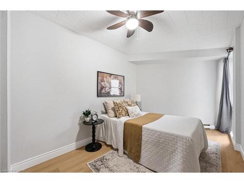 102-105 Conroy Crescent, Guelph, ON - Indoor Photo Showing Bedroom