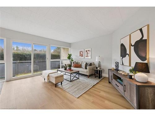 102-105 Conroy Crescent, Guelph, ON - Indoor Photo Showing Living Room