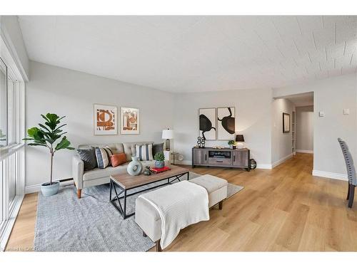 102-105 Conroy Crescent, Guelph, ON - Indoor Photo Showing Living Room