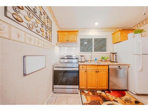 23 Coral Drive, Hamilton, ON - Indoor Photo Showing Kitchen