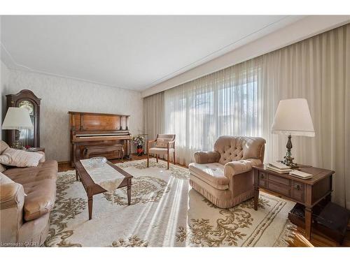 366 Holly Street, Waterloo, ON - Indoor Photo Showing Living Room