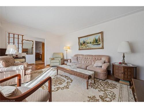 366 Holly Street, Waterloo, ON - Indoor Photo Showing Living Room