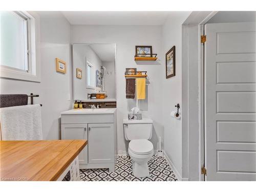 1 Mareve Avenue, Hamilton, ON - Indoor Photo Showing Bathroom