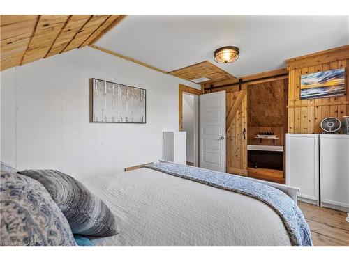 1 Mareve Avenue, Hamilton, ON - Indoor Photo Showing Bedroom