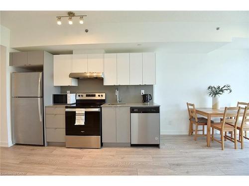 B1006-3200 Dakota Common, Burlington, ON - Indoor Photo Showing Kitchen