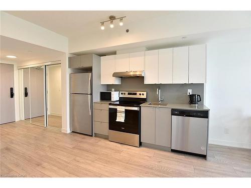 B1006-3200 Dakota Common, Burlington, ON - Indoor Photo Showing Kitchen
