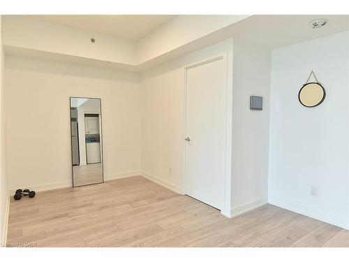 B1006-3200 Dakota Common, Burlington, ON - Indoor Photo Showing Other Room