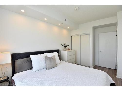 B1006-3200 Dakota Common, Burlington, ON - Indoor Photo Showing Bedroom