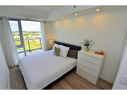 B1006-3200 Dakota Common, Burlington, ON - Indoor Photo Showing Bedroom