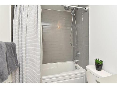 B1006-3200 Dakota Common, Burlington, ON - Indoor Photo Showing Bathroom