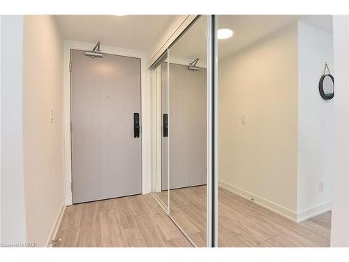 B1006-3200 Dakota Common, Burlington, ON - Indoor Photo Showing Other Room