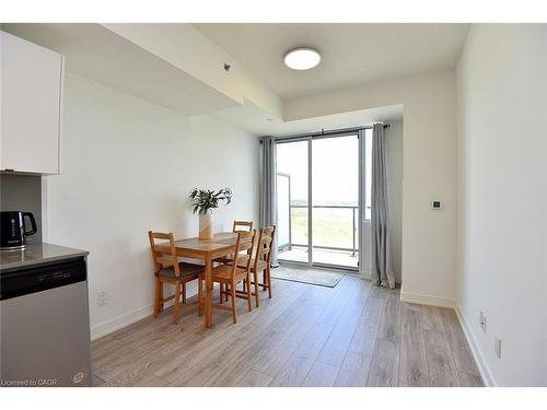 B1006-3200 Dakota Common, Burlington, ON - Indoor Photo Showing Other Room