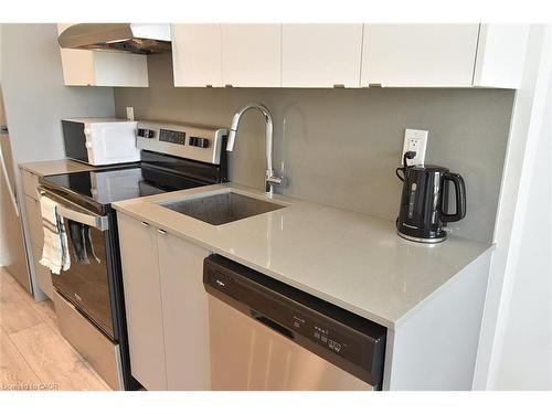 B1006-3200 Dakota Common, Burlington, ON - Indoor Photo Showing Kitchen