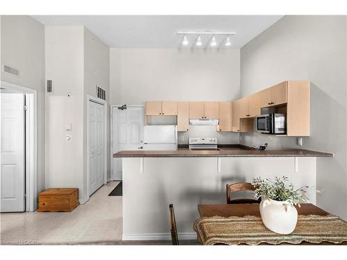 409-1411 Walker'S Line, Burlington, ON - Indoor Photo Showing Kitchen