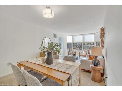 404-1270 Maple Crossing Boulevard, Burlington, ON - Indoor Photo Showing Dining Room