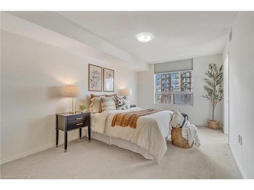 404-1270 Maple Crossing Boulevard, Burlington, ON - Indoor Photo Showing Bedroom