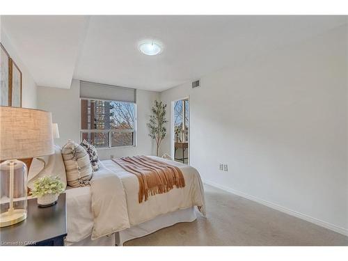404-1270 Maple Crossing Boulevard, Burlington, ON - Indoor Photo Showing Bedroom