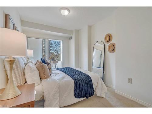 404-1270 Maple Crossing Boulevard, Burlington, ON - Indoor Photo Showing Bedroom