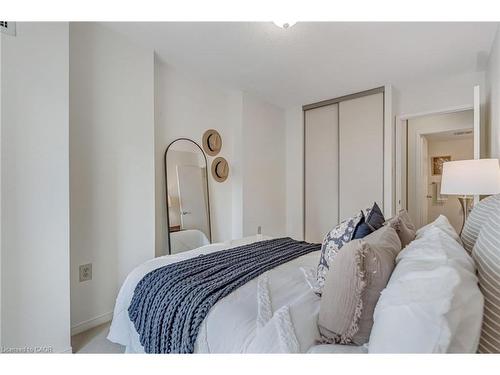 404-1270 Maple Crossing Boulevard, Burlington, ON - Indoor Photo Showing Bedroom