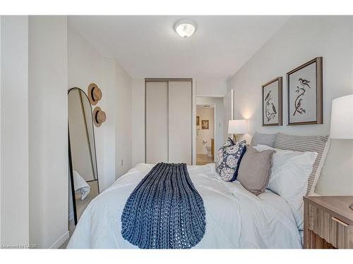 404-1270 Maple Crossing Boulevard, Burlington, ON - Indoor Photo Showing Bedroom