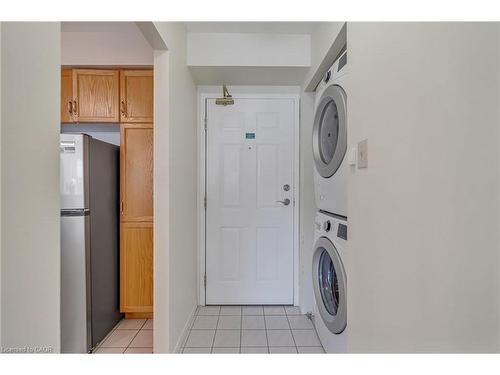 404-1270 Maple Crossing Boulevard, Burlington, ON - Indoor Photo Showing Laundry Room