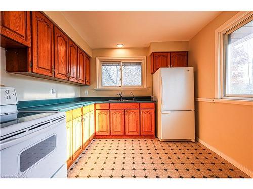 39 Carousel Avenue, Hamilton, ON - Indoor Photo Showing Kitchen