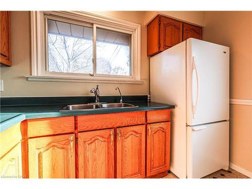 39 Carousel Avenue, Hamilton, ON - Indoor Photo Showing Kitchen With Double Sink