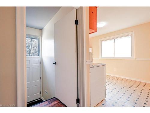 39 Carousel Avenue, Hamilton, ON - Indoor Photo Showing Other Room