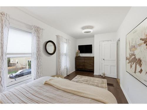 190 Wood Street E, Hamilton, ON - Indoor Photo Showing Bedroom