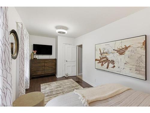 190 Wood Street E, Hamilton, ON - Indoor Photo Showing Bedroom