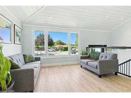19 Wallace Place, Caledonia, ON - Indoor Photo Showing Living Room