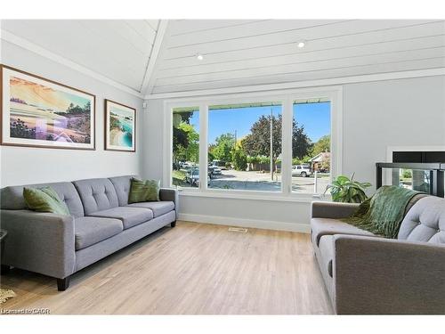 19 Wallace Place, Caledonia, ON - Indoor Photo Showing Living Room