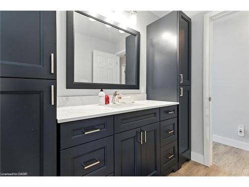 19 Wallace Place, Caledonia, ON - Indoor Photo Showing Bathroom